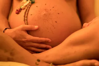 Dollármilliókat kerestek a szabad szülést hirdető influenszerek, tanácsaikkal több tucat újszülött halálát okozhatták