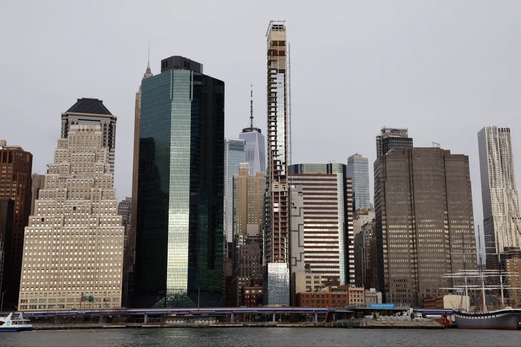 A New York-i ferde torony kétszáz méter magas, húsz centit dől, és emiatt öt éve befejezetlenül áll