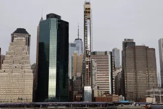 A New York-i ferde torony kétszáz méter magas, húsz centit dől, és emiatt öt éve befejezetlenül áll