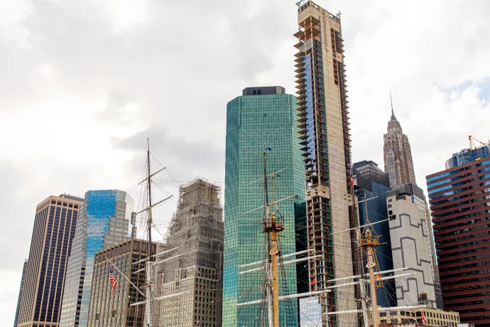 A New York-i ferde torony kétszáz méter magas, húsz centit dől, és emiatt öt éve befejezetlenül áll