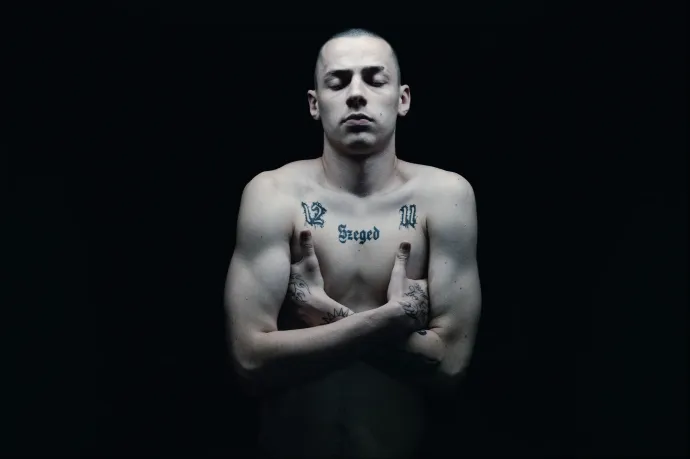 A végén lemegy a színpadról és meghal