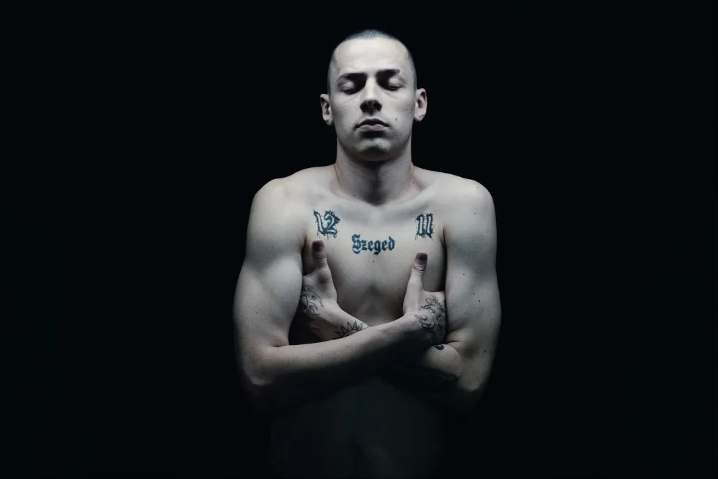 A végén lemegy a színpadról és meghal