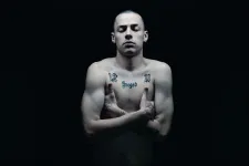 A végén lemegy a színpadról és meghal