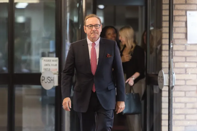 Kevin Spacey elhagyja a londoni Southwark Crown bíróságot, miután 2023. július 26-án, négyhetes tárgyalás után, miután felmentették a négy férfi ellen elkövetett szexuális bűncselekmények vádja alól – Fotó: Wiktor Szymanowicz / Future Publishing / Getty Images