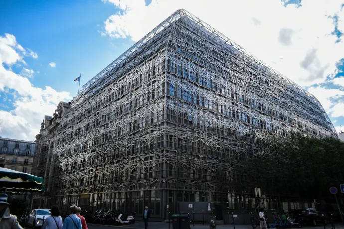 A híd közepén jött rá a nőre a gyötrő érzés. Miközben pisilt, a férfi eltakarta a kabátjával, de le sem vette róla a szemét