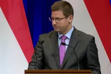 Gulyás Gergely: A mi képviselőink rendszeresen nyilatkoznak, amikor önök rohangálnak mikrofonnal utánuk
