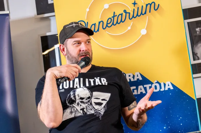 Pándi Balázs és a közönség – Fotó: Tamás Zsófia / Transtelex