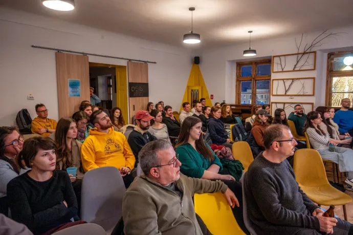 Pándi Balázs és a közönség – Fotó: Tamás Zsófia / Transtelex