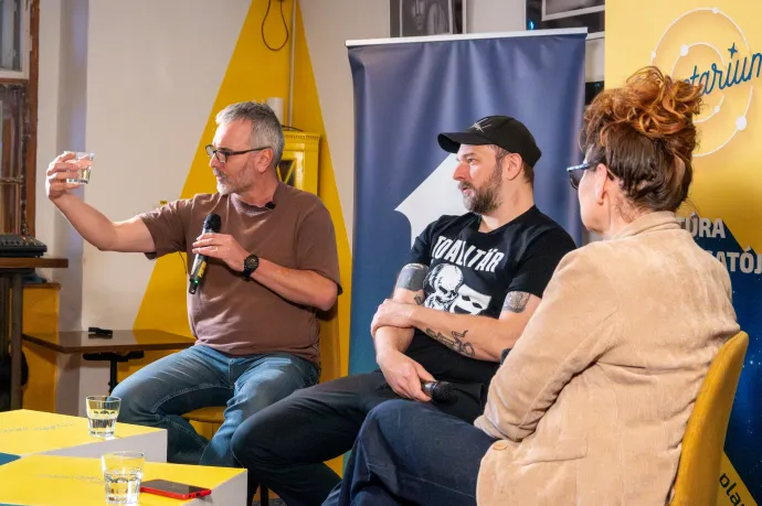 Kalóz János György magyaráz – Fotó: Tamás Zsófia / Transtelex