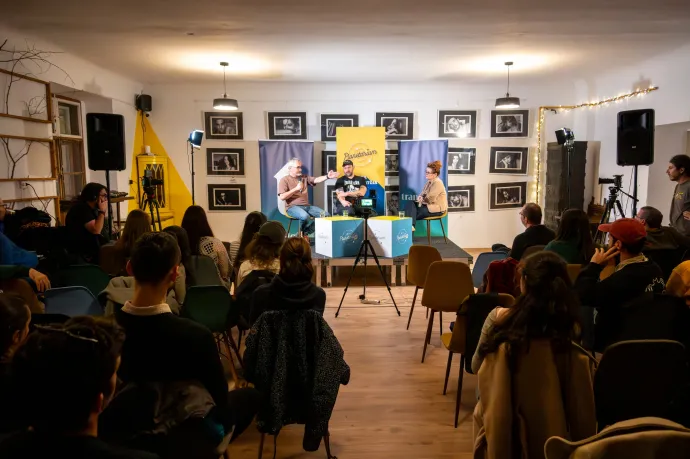 Kalóz János György magyaráz – Fotó: Tamás Zsófia / Transtelex