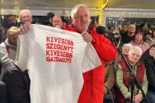 Pólóval és törvényjavaslattal várta az MSZP elnöke Magyar Pétert Edelényben