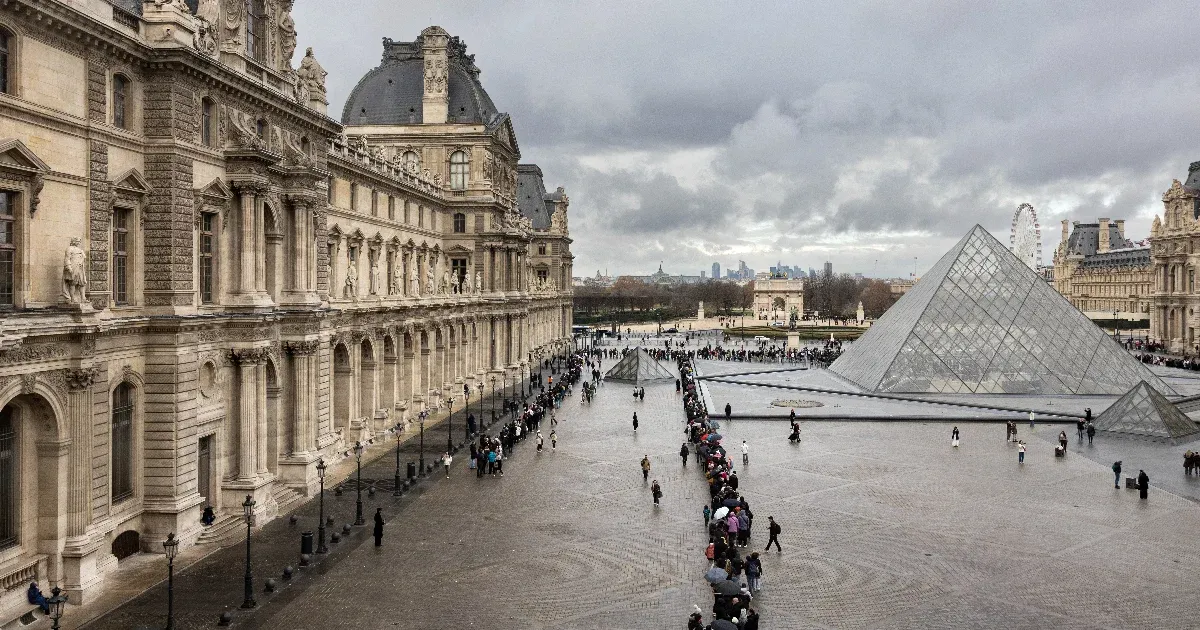 Jövőre csak borsos felárral mehetnek be a Louvre-ba a nem EU-s turisták