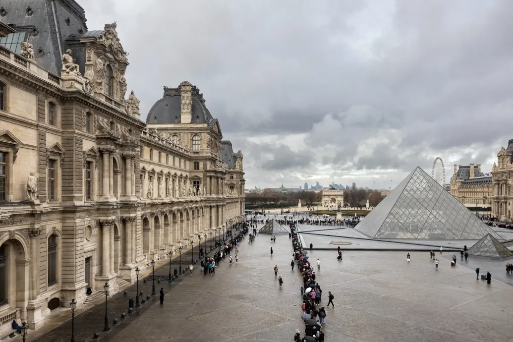 Jövőre csak borsos felárral mehetnek be a Louvre-ba a nem EU-s turisták