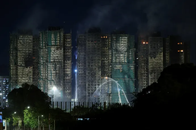 A rendőrség szerint a nem biztonságos állványzat és a habszivacs is hozzájárult a több mint 80 fő halálát okozó tűzhöz Hongkongban