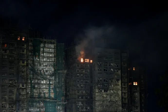 A rendőrség szerint a nem biztonságos állványzat és a habszivacs is hozzájárult a több mint 80 fő halálát okozó tűzhöz Hongkongban