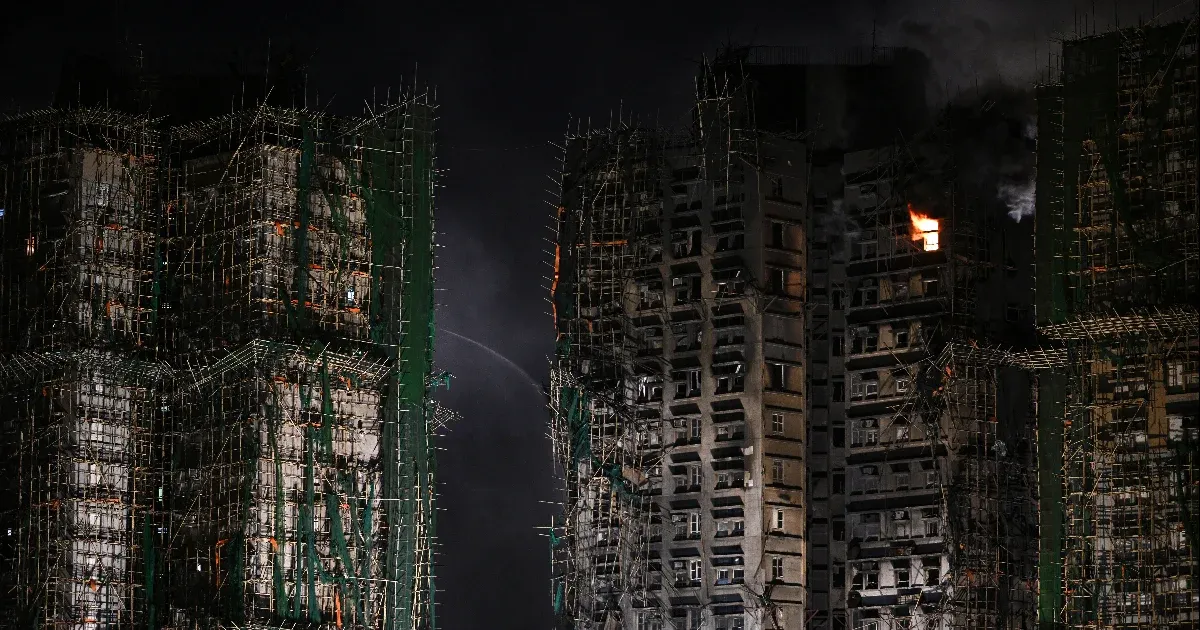 A rendőrség szerint a nem biztonságos állványzat és a habszivacs is hozzájárult a több mint 80 fő halálát okozó tűzhöz Hongkongban