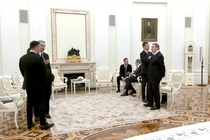 Bíró Marcell és Lázár János balról, Novak és Usakov jobbról, Szijjártó és Lavrov ülve várják Putyint és Orbánt a megbeszélés előtt – Forrás: DRM / YouTube