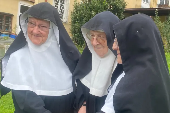 Maradhatnak zárdájukban az idősotthonból megszökött osztrák apácák, ha lejönnek az Instagramról