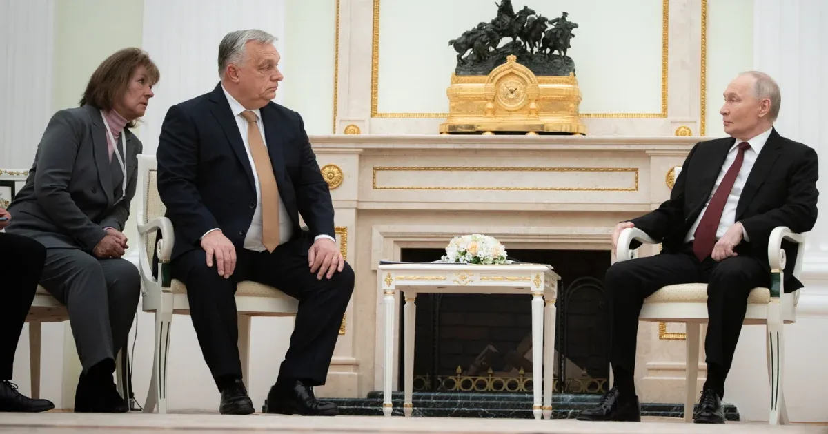 „Nézeteink többek között nemzetközi ügyekben nem feltétlenül esnek egybe” – mondta Putyin. „Az együttműködésünk nemzetközi szinten is jól működik” – fordította Orbánnak a tolmács