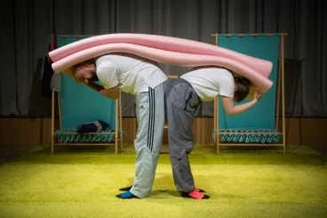 Mit keres egy baba a színházban?