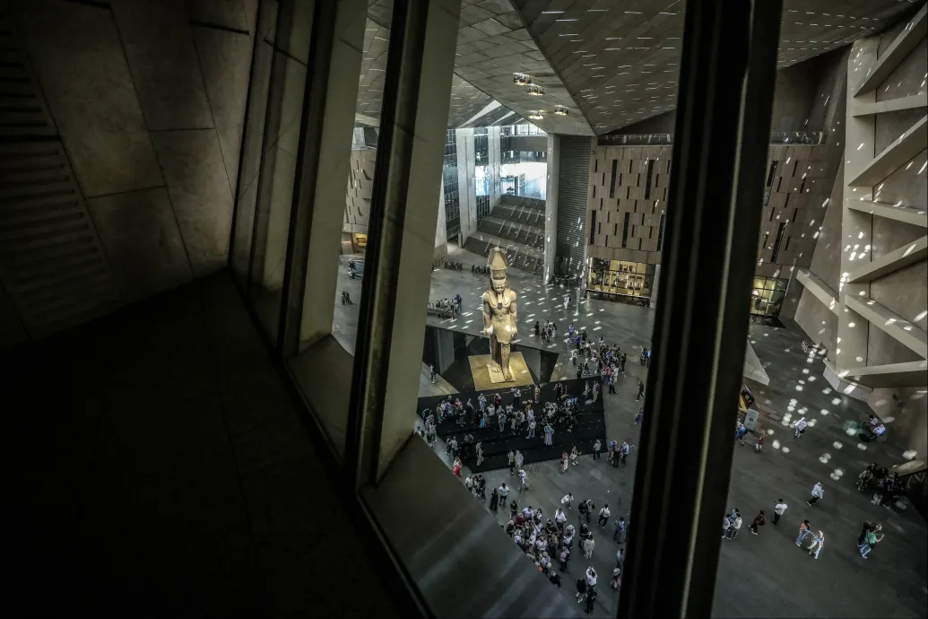 Annyira bámulják II. Ramszesz szobrát, hogy sorra sétálnak bele a turisták a medencébe a világ legnagyobb régészeti múzeumában