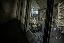 Annyira bámulják II. Ramszesz szobrát, hogy sorra sétálnak bele a turisták a medencébe a világ legnagyobb régészeti múzeumában