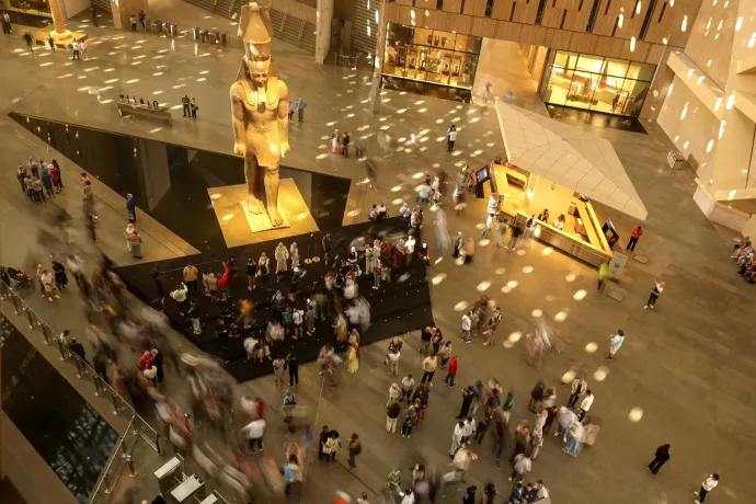 Annyira bámulják II. Ramszesz szobrát, hogy sorra sétálnak bele a turisták a medencébe a világ legnagyobb régészeti múzeumában