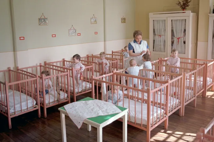 A kormány újra csecsemőotthonokat nyit, pedig azért zárták be azokat, mert ez nem jó megoldás a gyerekeknek