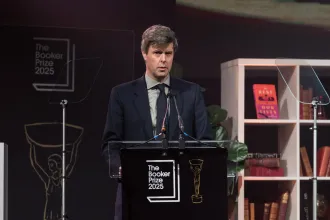 David Szalay arra keresi a választ, hogy van-e értelme élni