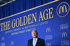 Ötvenéves lakáshitellel és olcsóbb kávéval derítené jobb kedvre Trump az amerikaiakat