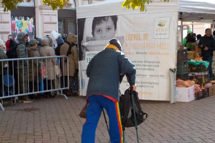 A szociálpolitikai jelentés elismeri a rászorulókat segítő civilek munkáját – az Ételt az Életért Alapítvány téli élelmiszerosztása Szeged belvárosában 2023-ban – Fotó: Móra Ferenc Sándor / Telex