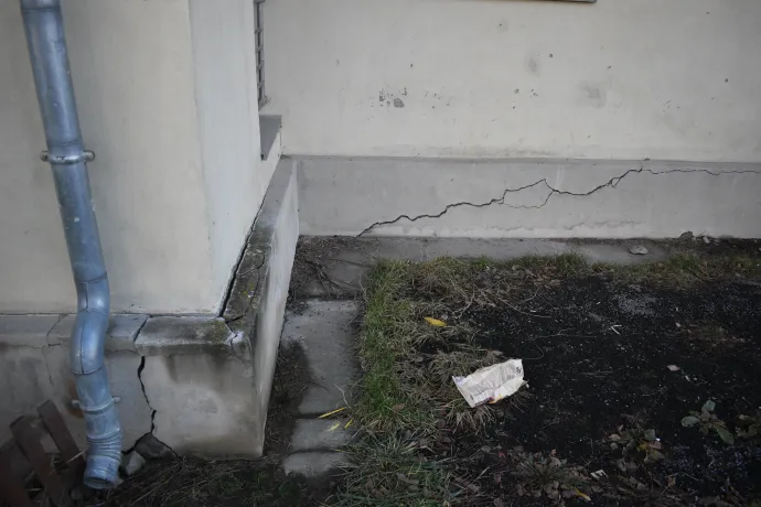 Repedésekkel és penésszel teli az a szociális tömbház, amiben 42 család éli mindennapjait: fűtetlen lakásokban vészelik át a telet – Fotó: Tőkés Hunor / Transtelex