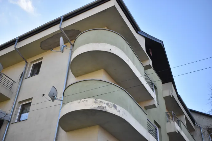 Repedésekkel és penésszel teli az a szociális tömbház, amiben 42 család éli mindennapjait: fűtetlen lakásokban vészelik át a telet – Fotó: Tőkés Hunor / Transtelex