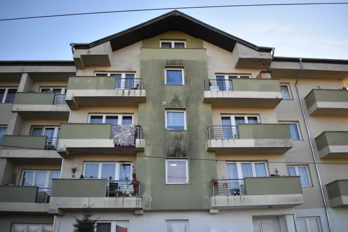 Repedésekkel és penésszel teli az a szociális tömbház, amiben 42 család éli mindennapjait: fűtetlen lakásokban vészelik át a telet – Fotó: Tőkés Hunor / Transtelex