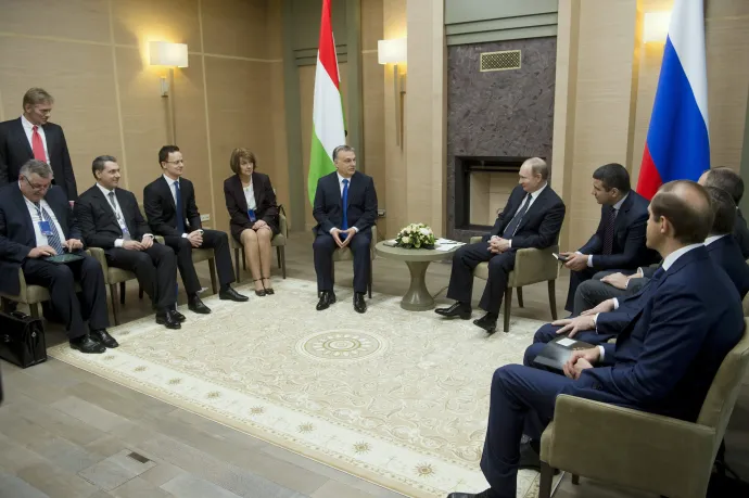 Vlagyimir Putyin fogadja a hivatalos moszkvai látogatáson tartózkodó Orbán Viktor magyar miniszterelnököt a Moszkva környéki, novo-ogarjovói rezidenciáján 2016. február 17-én. Mellettük Balla János, Magyarország moszkvai nagykövete, Lázár János Miniszterelnökséget vezető miniszter és Szijjártó Péter külgazdasági és külügyminiszter – Fotó: Koszticsák Szilárd / MTI