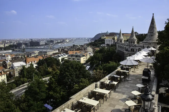 Asztalok a Halászbástyán lévő vendéglátóhelyen – Fotó: Pedro Costa Simeao / Getty Images