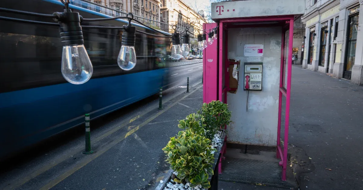 A telefonfülkék mára az utcák kéretlen piszoárjai, kocsmapultjai lettek, amiktől nagyon nehéz megsza…