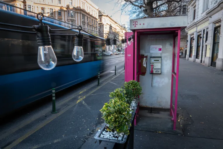 A telefonfülkék mára az utcák kéretlen piszoárjai, kocsmapultjai lettek, amiktől nagyon nehéz megszabadulni