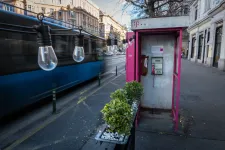 A telefonfülkék mára az utcák kéretlen piszoárjai, kocsmapultjai lettek, amiktől nagyon nehéz megszabadulni
