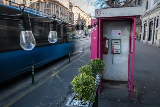 A telefonfülkék mára az utcák kéretlen piszoárjai, kocsmapultjai lettek, amiktől nagyon nehéz megszabadulni