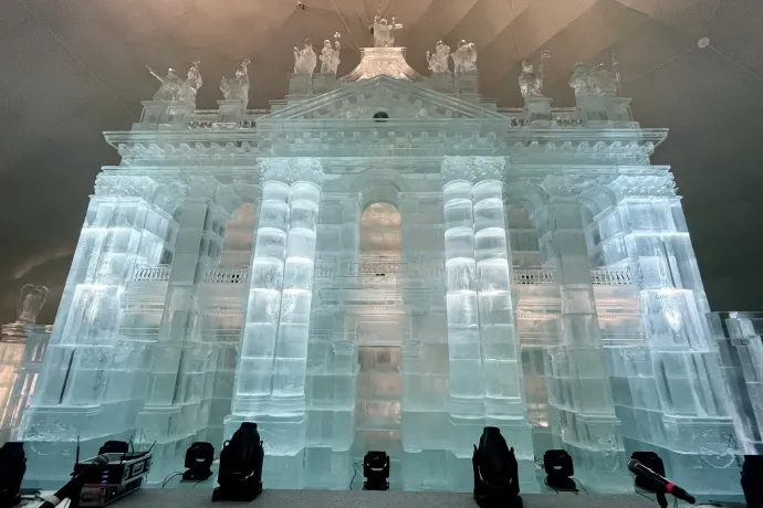 A tarajkai jégdóm, szép kilátás a vécéről és a fémrámpáról a Lomnici-csúcson – Fotó: Tenczer Gábor / Telex