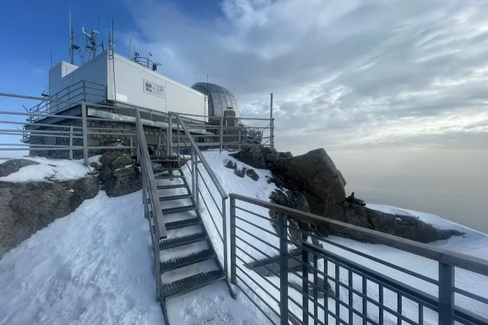 A tarajkai jégdóm, szép kilátás a vécéről és a fémrámpáról a Lomnici-csúcson – Fotó: Tenczer Gábor / Telex