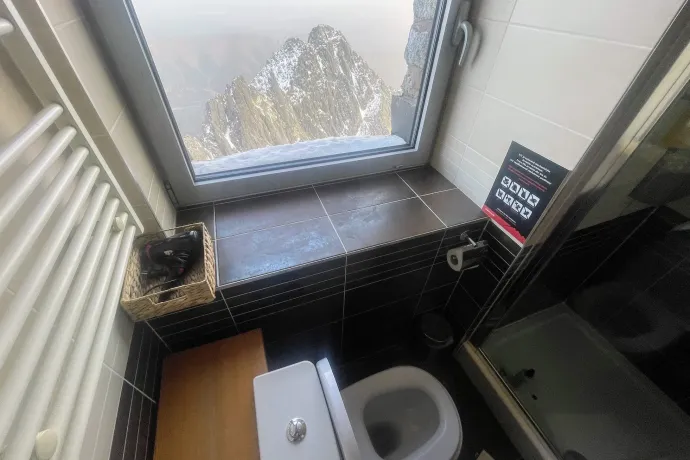 A tarajkai jégdóm, szép kilátás a vécéről és a fémrámpáról a Lomnici-csúcson – Fotó: Tenczer Gábor / Telex