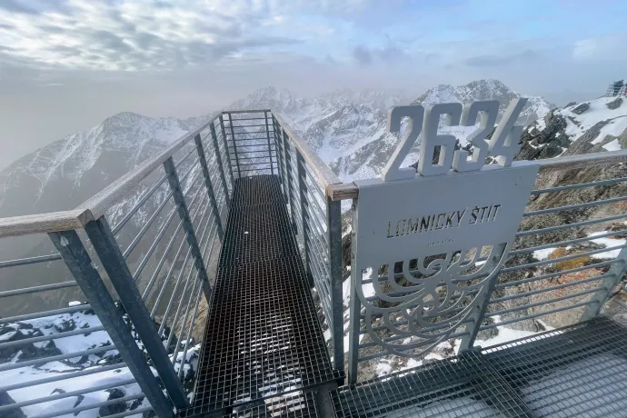 A tarajkai jégdóm, szép kilátás a vécéről és a fémrámpáról a Lomnici-csúcson – Fotó: Tenczer Gábor / Telex