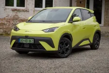 A magyar piac egyik legolcsóbb villanyautója a BYD Dolphin Surf, de cserébe pár dolgot el kell néznünk neki