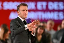Macron támogatja, hogy a francia középiskolákban is betiltsák a mobilozást