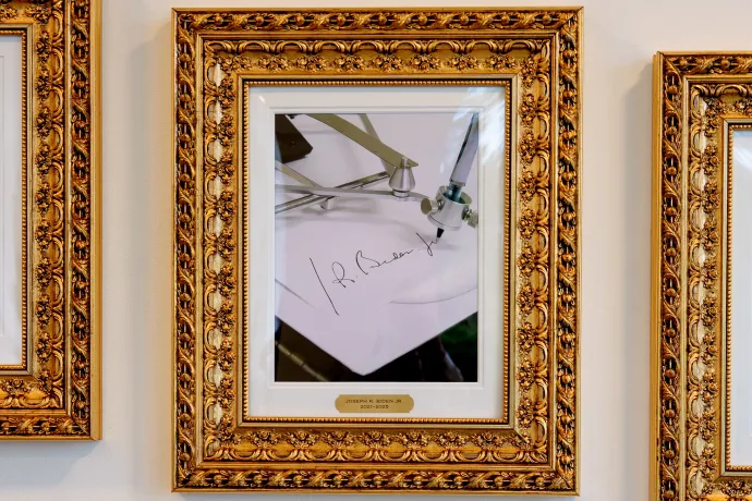 Trump egy aláírógépre hivatkozva érvényteleníttetné Joe Biden legtöbb rendeletét