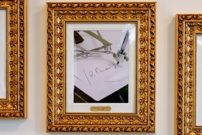 Trump egy aláírógépre hivatkozva érvényteleníttetné Joe Biden legtöbb rendeletét