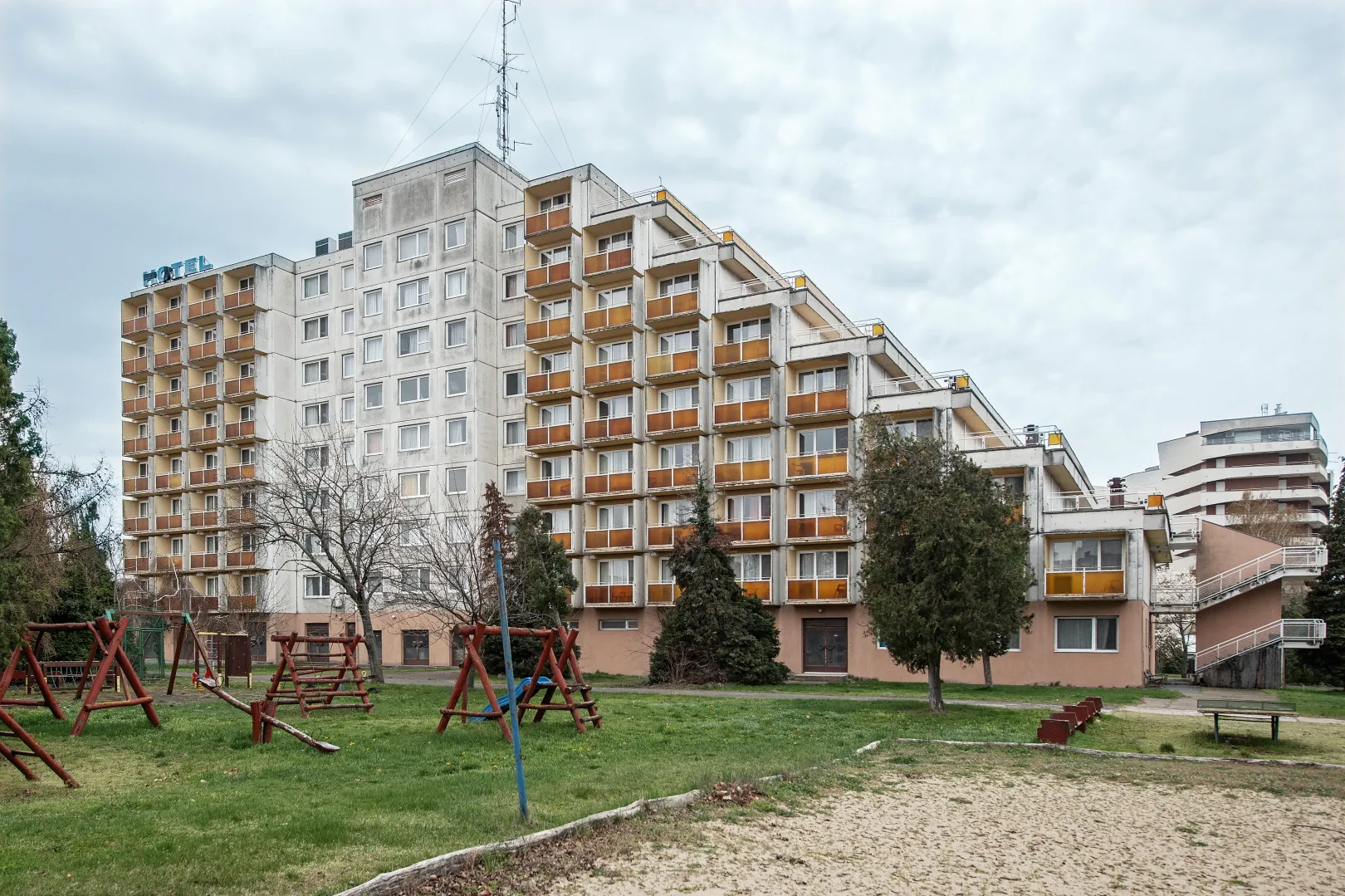 Az egykori Belügyminisztérium üdülője, ma Aranypart Hotel Siófokon – Fotó: Bődey János