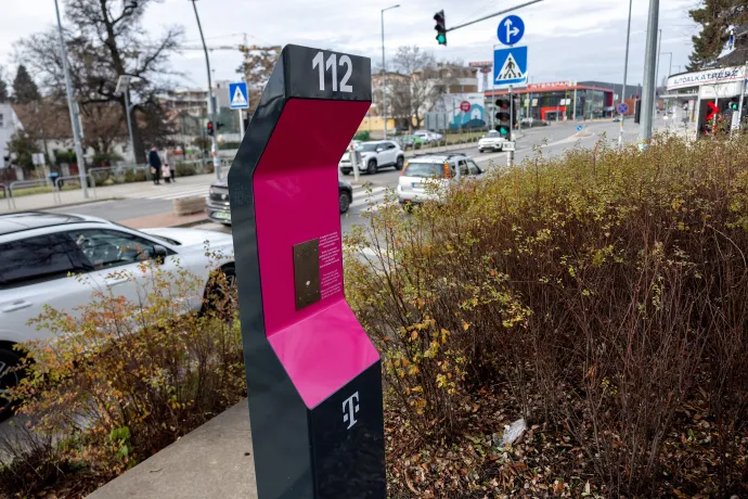 Segélyhívó oszlop Érden, a Bem József térnél 2025. november 29-én – Fotó: Ivándi-Szabó Balázs / Telex